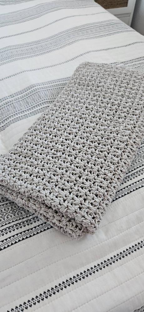 Predám handmade hačkované čiapky, deky, oblečenie, <50