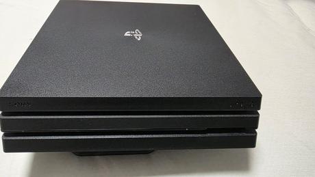 Predám playstation 4 pro 1tb + 2 ovládače s nabíja,