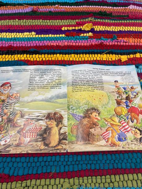 Stará retro mini knižka trpaslíci na veľkej lúke,