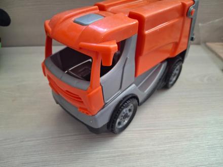 Oranžové smetiarske auto,