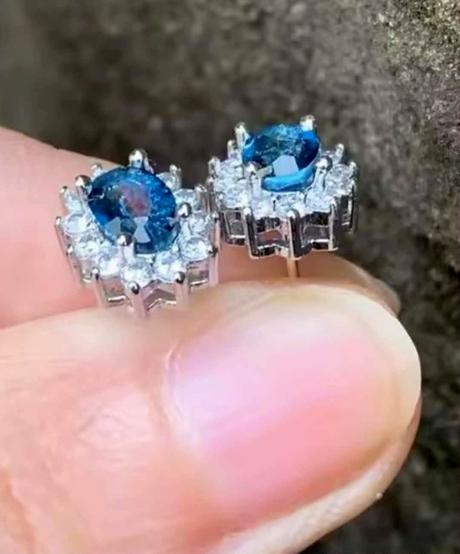 Strieborné s925 náušnice s modrým topázom, 