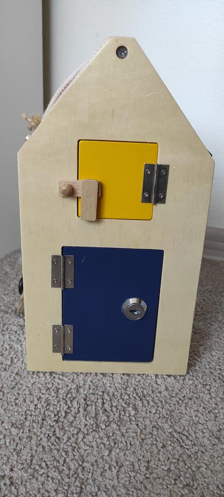 Drevený domček so zámkami,