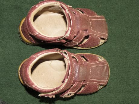 Pegres malo nosené sandálky, 22
