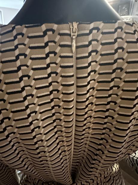 Nádherné béžové elegantné šaty magenta, m