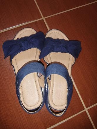 Dievcenske sandale, 34