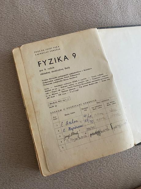 Učebnica fyziky pre 9. ročník základných škôl.,