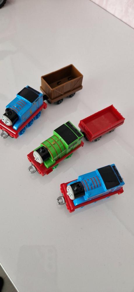 Malá tahacia mašinka tomáš - 3 ks a 2 vagóniky,