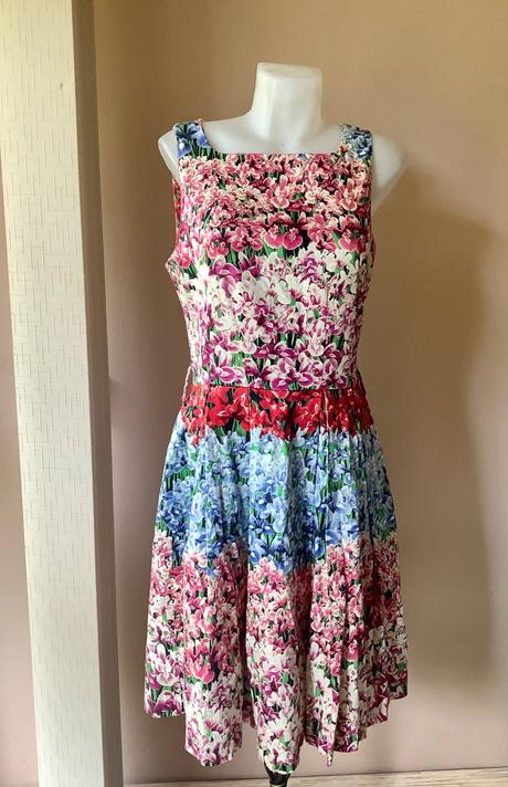 Krásne šaty rinaschimento italy/196a, 38