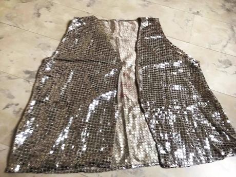 Trblietavá vesta + štucne,