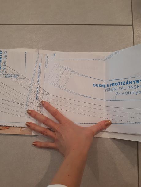 Kniha jak sit saty a sukne,