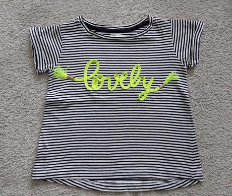 Pásikavé tričko s neónovým nápisom, 104