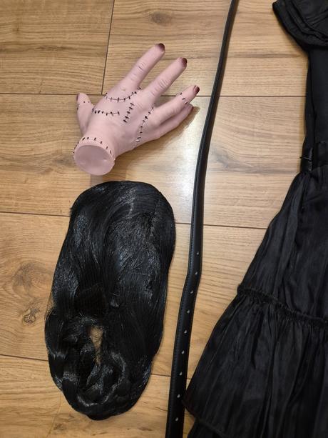 Wensday saty a doplnky 8/9 rokov, 