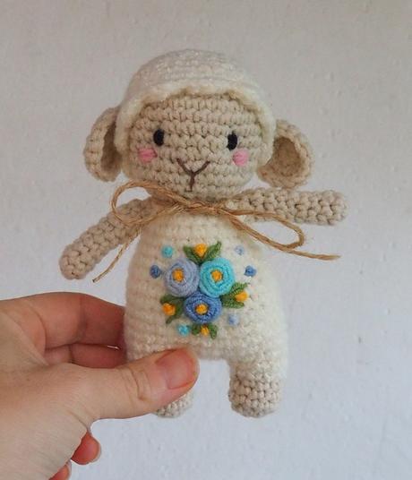 Ovečky s vyšívanými kvetmi 13,5 cm (rôzne farby), 