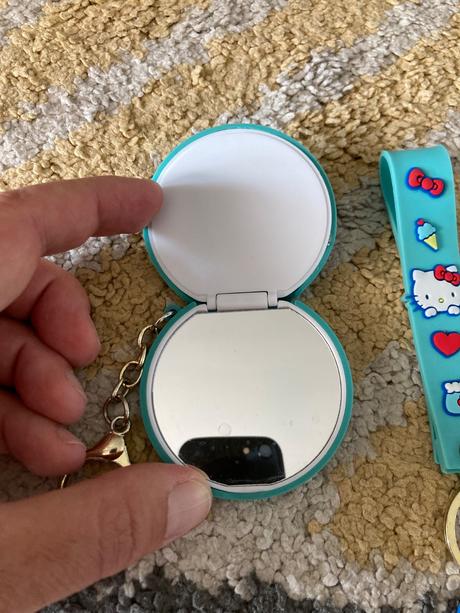 Hello kitty zrkadielko a prívesok,