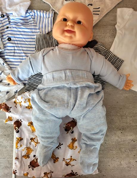 Bábika s hnedými očami a s príslušenstvom, 