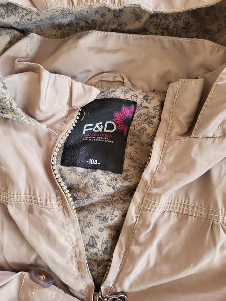 Béžová bundička, 104