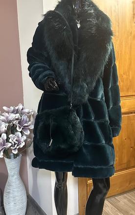 Tmavozelená kožušinová kabelka vak cango&rinaldi, 