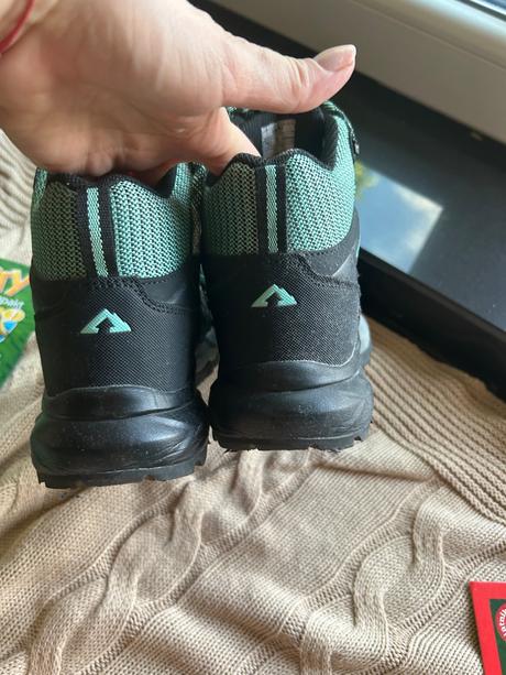 Turisticke topanky crossroad, 36