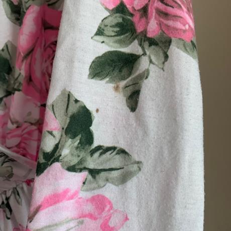 Overal s motivem ruzovych kvetin, m