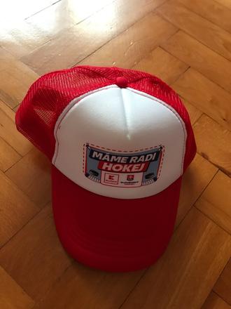 Červená šiltovka s logom - máme radi hokej,