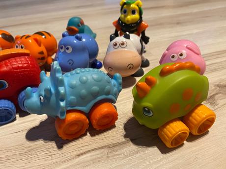 Malé dinosaury autá, zvieratká s krútiacimi hlavam, 