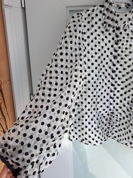 Šifónová blúzka s čiernymi bodkami, 38