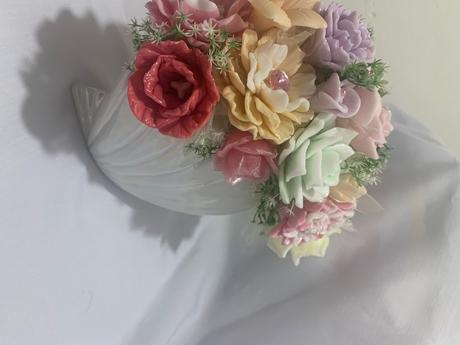 Mydlova kytica vo váze z mušle, 