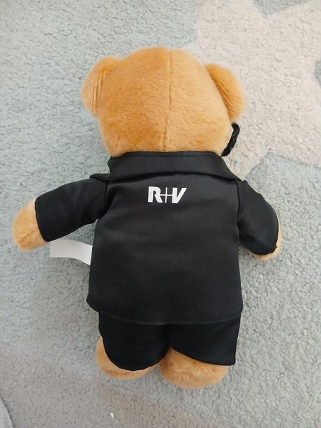 Medvedik tajny agent v ciernom obleku., 