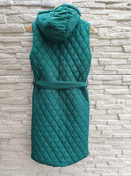 Šmaragdovo zelená vesta, s