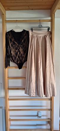 Sukňa a čipkované body, 42