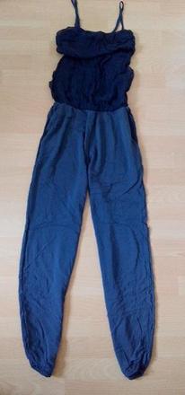 Trendy tmavomodry overal z prijemneho materialu, s