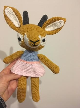 Rucne hackovana hracka - gazela so suknickou,