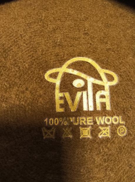 Vlnená baretka, evita