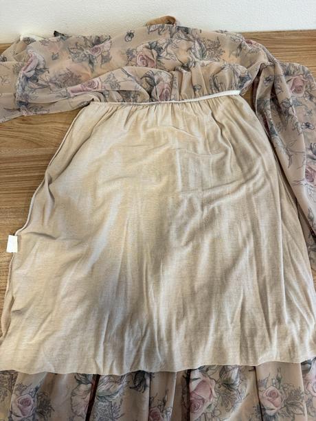 Šaty s kvetinovým vzorom, 