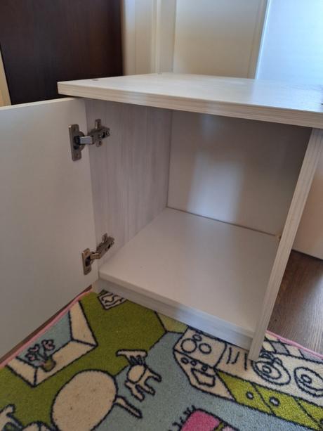 Skrinka/nočný stolík ariel, 