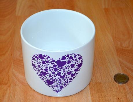 Biely kvetinac so srdieckom,