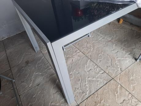 Veľký antracitový stôl zo sklom.,