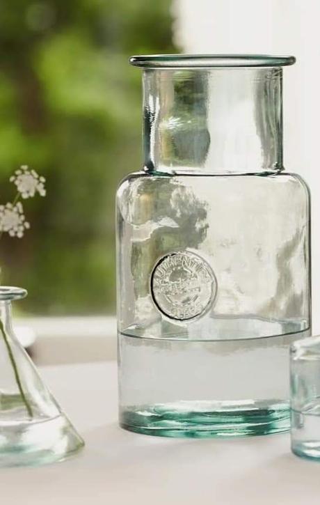 Váza a fľaša z recyklovateľného skla,