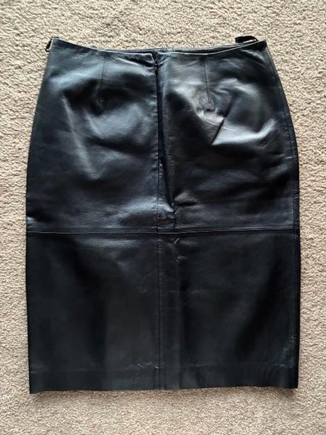 Kožená púzdrová sukňa vpredu s rozparkom na zips, m