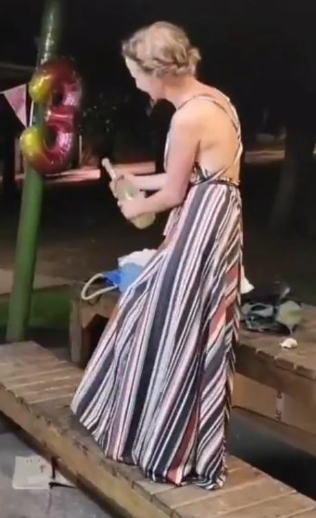 Šaty so zavezovanim na mnoho spôsobov, 