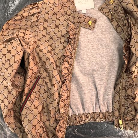 Gucci logo zlatá bunda s volánom a trikolórougucci, 104