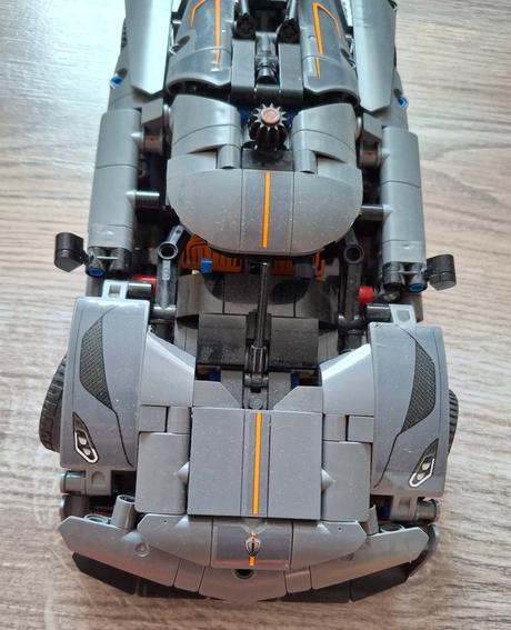 Lego technic 42173 sivé hyperauto,