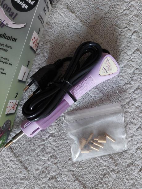 Profesionálny aplikátor štrasových kamienkov.,