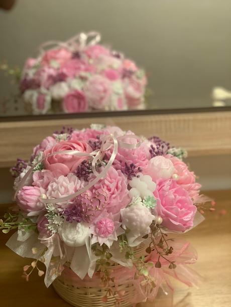 Veľká mydlova kytica v pletenom priborniku, 