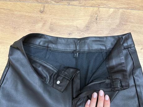 Čierne koženkové nohavice, s