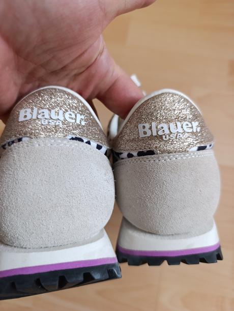 Americké tenisky, 37