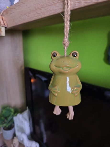 Keramická závesná dekorácia žabka,