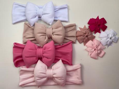Čelenka s pískacou mašľou,