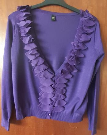 Zaujímavý svetrík baklažanovej farby, 42