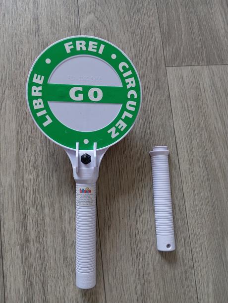 Terčík stop a go cez cestu svieti,